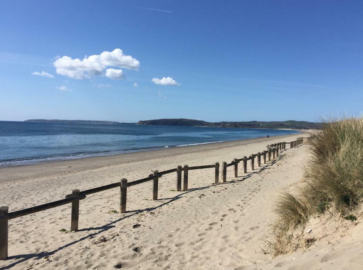 Stunning Beach Front House - Sleeps 6 Pwllheli Exterior photo