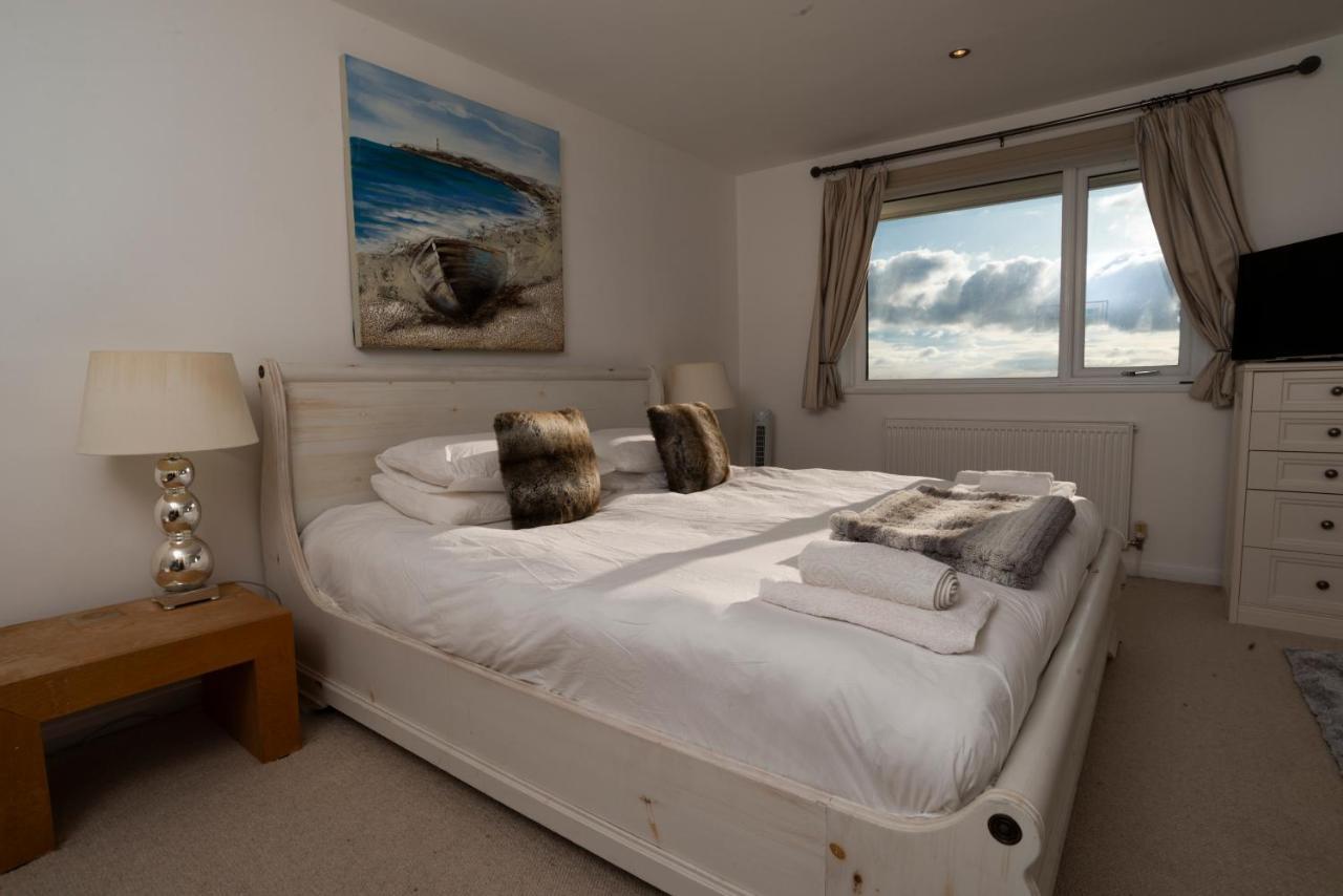 Stunning Beach Front House - Sleeps 6 Pwllheli Exterior photo